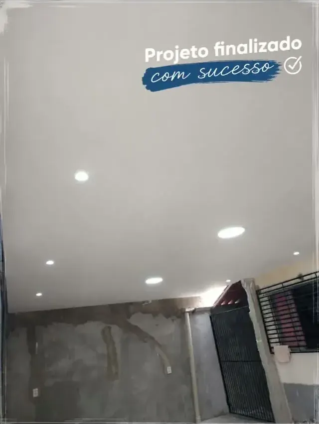 Teto interno finalizado. Teto de ambiente em obra, pintado e finalizado com os pontos de luz instalados, antes do acabamento das paredes.